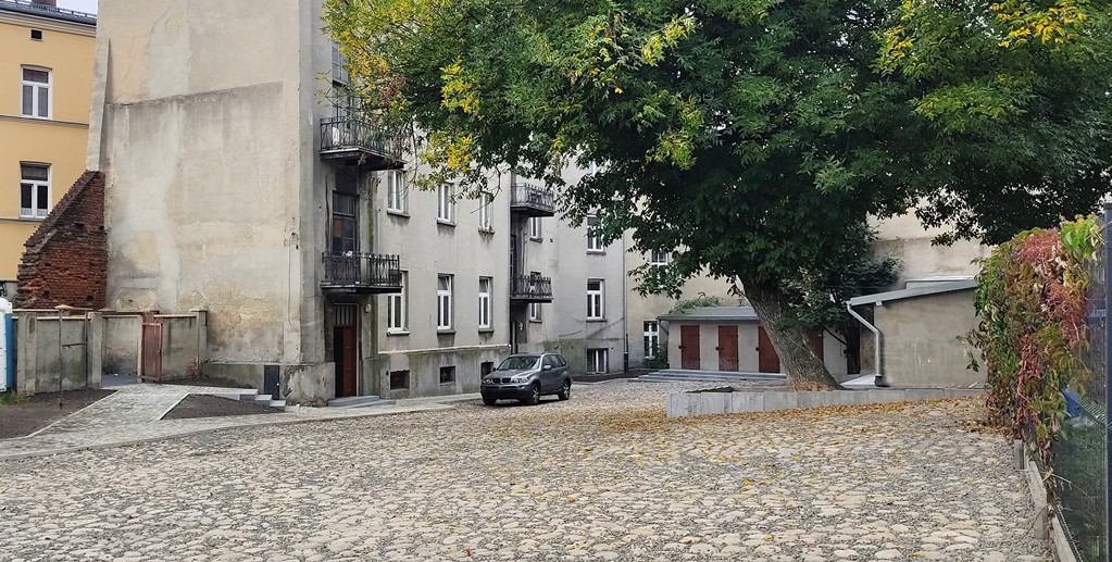 Odnowiono podwórze kamienic w Piotrkowie Trybunalskim. Wystąpiły problemy z kanalizacją