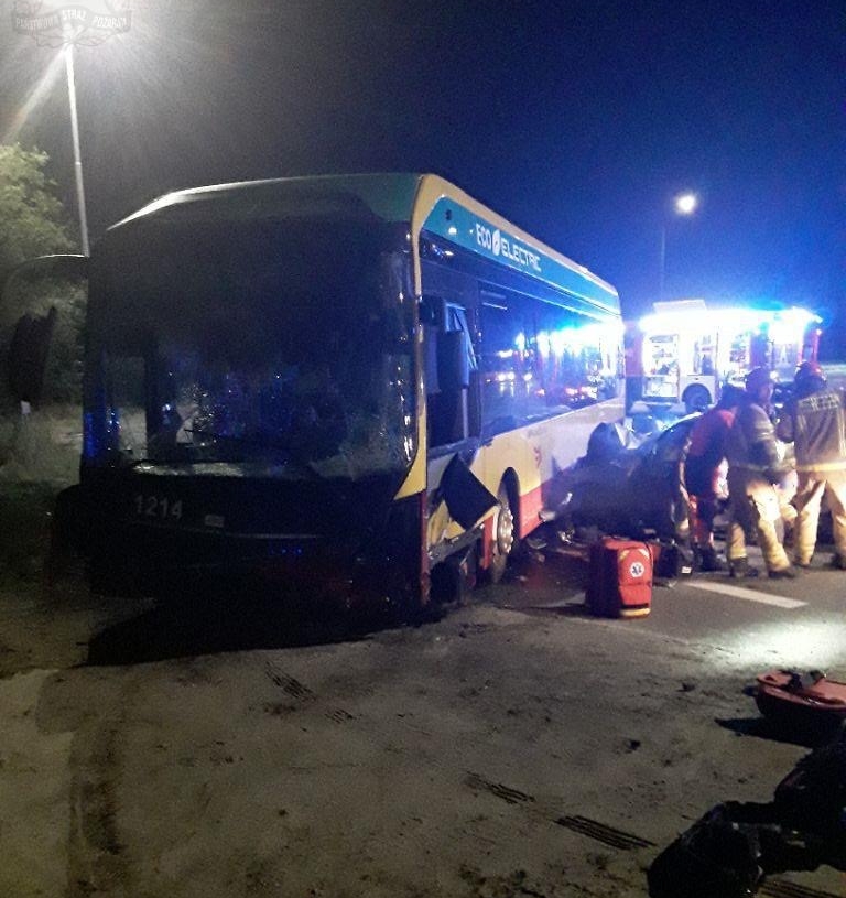 Groźny wypadek z udziałem autobusu MPK na Olechowie. Kierowca osobówki zaklesczony w pojeździe