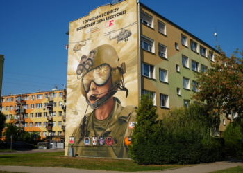Nowy mural w Łęczycy. Nawiązuje do lotniczego dywizjonu