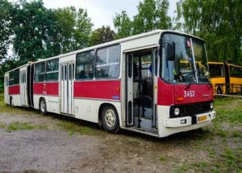 Dzień otwarty otwarte w Zajezdni Muzealnej Brus. Zabytkowe tramwaje i autobusy, historyczne kasowniki oraz stare sygnalizacje świetlne [ZDJĘCIA]