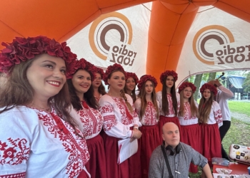 Plenerowe studio Radia Łódź na „Festiwalu mody, miodu i wina” w Brzezinach