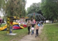 Plenerowe studio Radia Łódź na "Festiwalu mody, miodu i wina" w Brzezinach