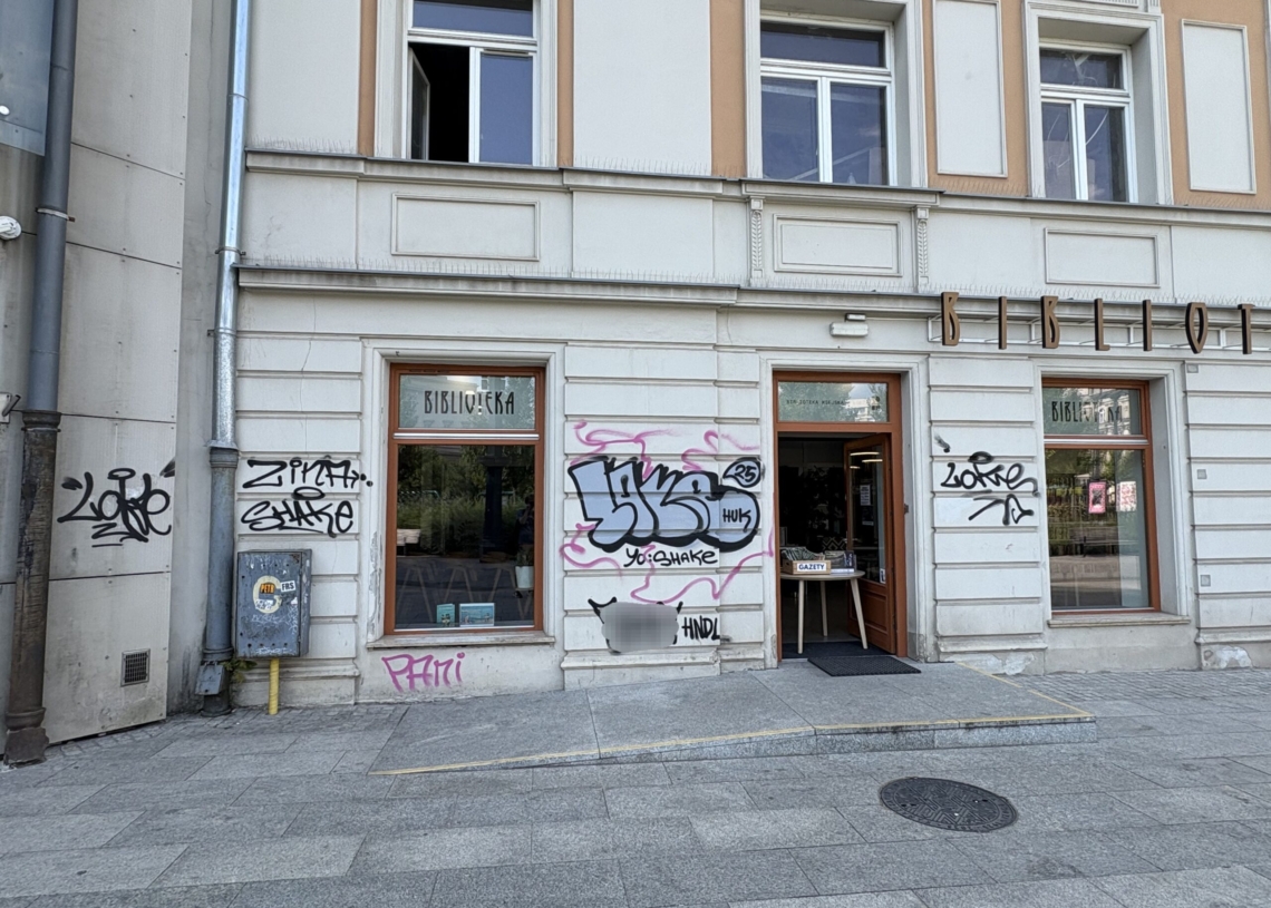 Biblioteka Wolność zniszczona! Na elewacji pojawiło się "grafiti"