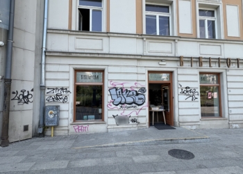 Biblioteka Wolność zniszczona! Na elewacji pojawiło się "grafiti"