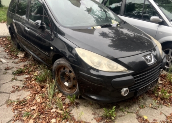 Łodzianie skarżą się na wraki aut na parkingach. "Nie są podejmowane żadne działania"