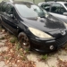 Łodzianie skarżą się na wraki aut na parkingach. "Nie są podejmowane żadne działania"