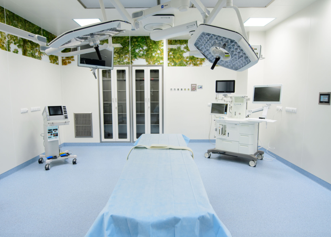 Więcej nowoczesnych zabiegów robotycznych w Szpitalu im. Kopernika. "Te operacje są dla nas trudniejsze, ale dla pacjentów lepsze" [ZDJĘCIA]