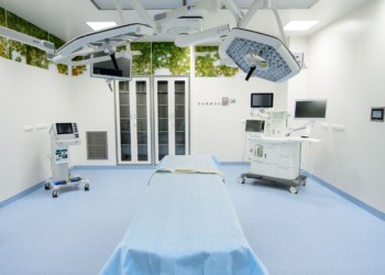 Więcej nowoczesnych zabiegów robotycznych w Szpitalu im. Kopernika. "Te operacje są dla nas trudniejsze, ale dla pacjentów lepsze" [ZDJĘCIA]