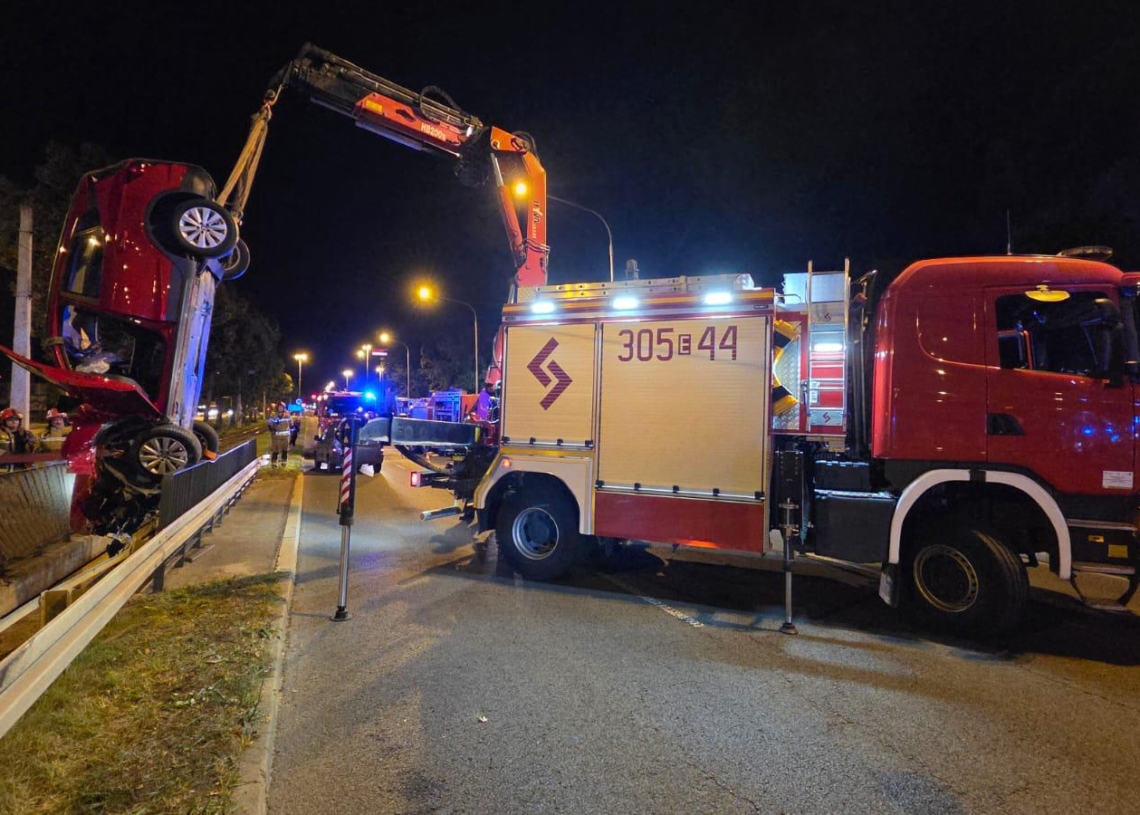 Zderzenie dwóch osobówek na Pabianickiej w Łodzi. Jeden z pojazdów utknął między mostami nad Olechówką