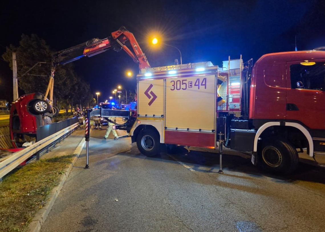 Zderzenie dwóch osobówek na Pabianickiej w Łodzi. Jeden z pojazdów utknął między mostami nad Olechówką