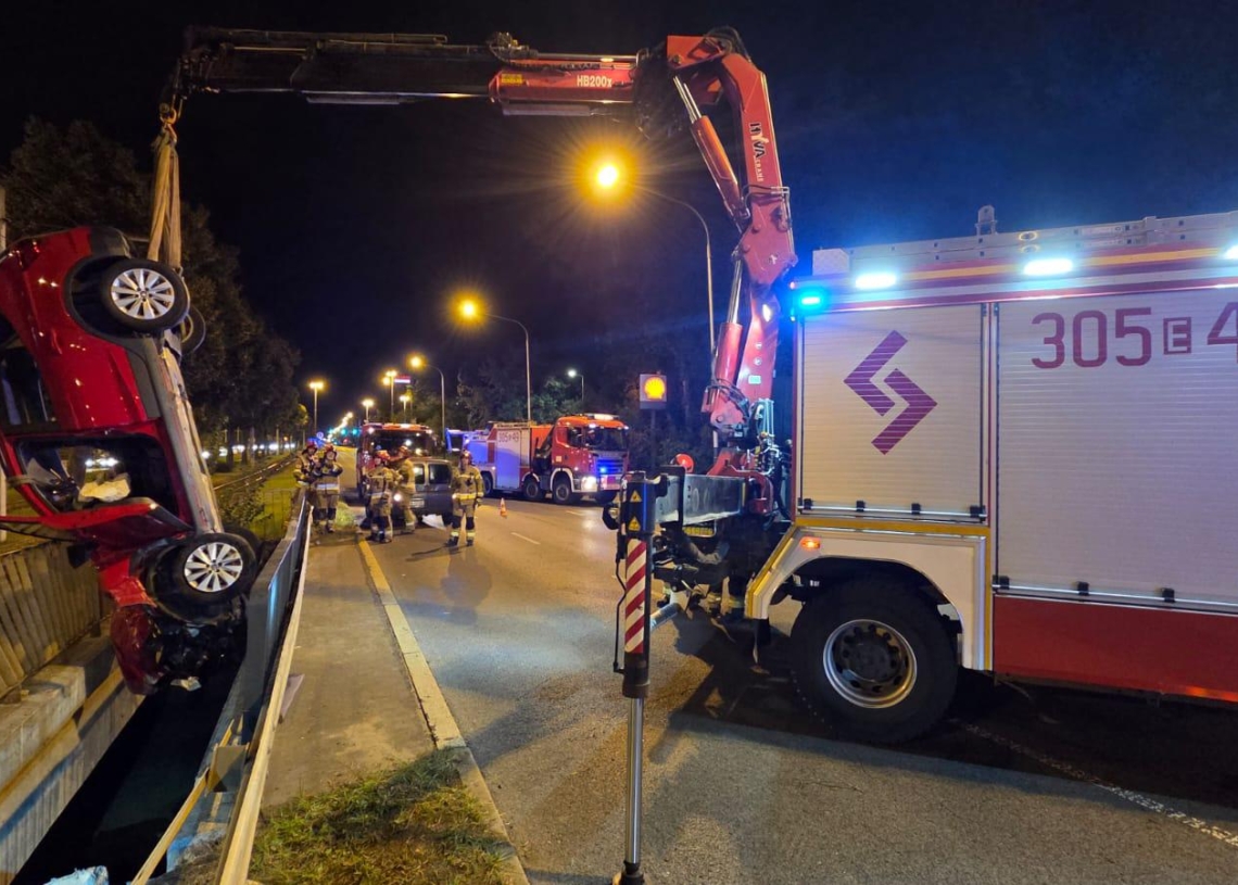 Zderzenie dwóch osobówek na Pabianickiej w Łodzi. Jeden z pojazdów utknął między mostami nad Olechówką