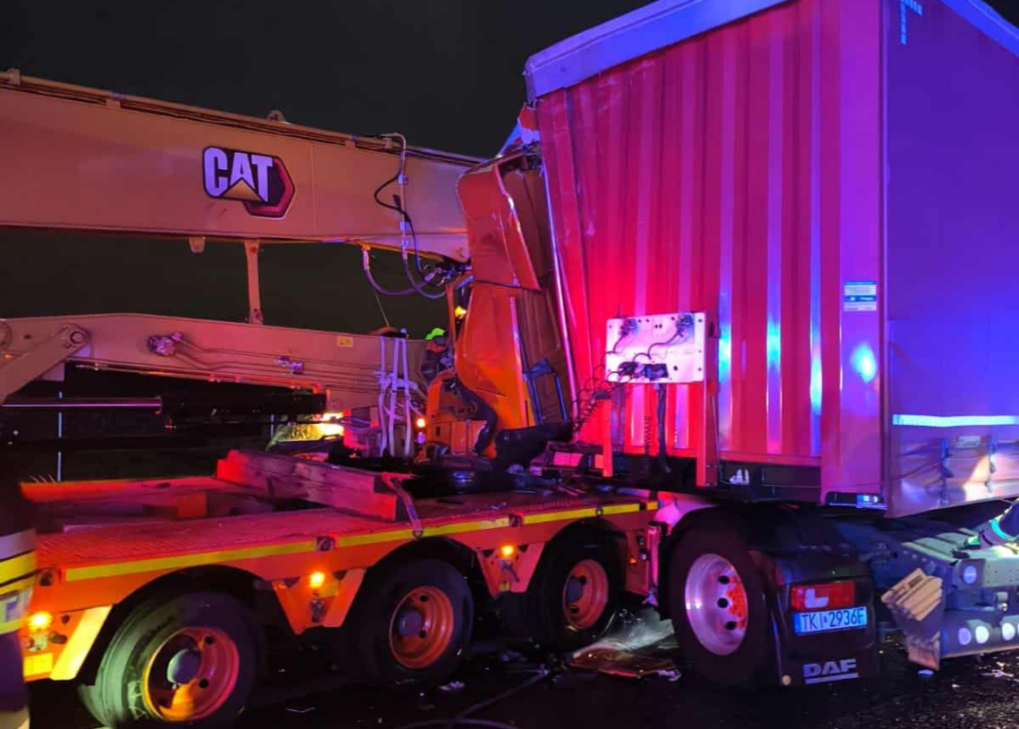 Śmiertelny wypadek na A2. Rozbite 3 pojazdy, zginął kierowca ciężarówki