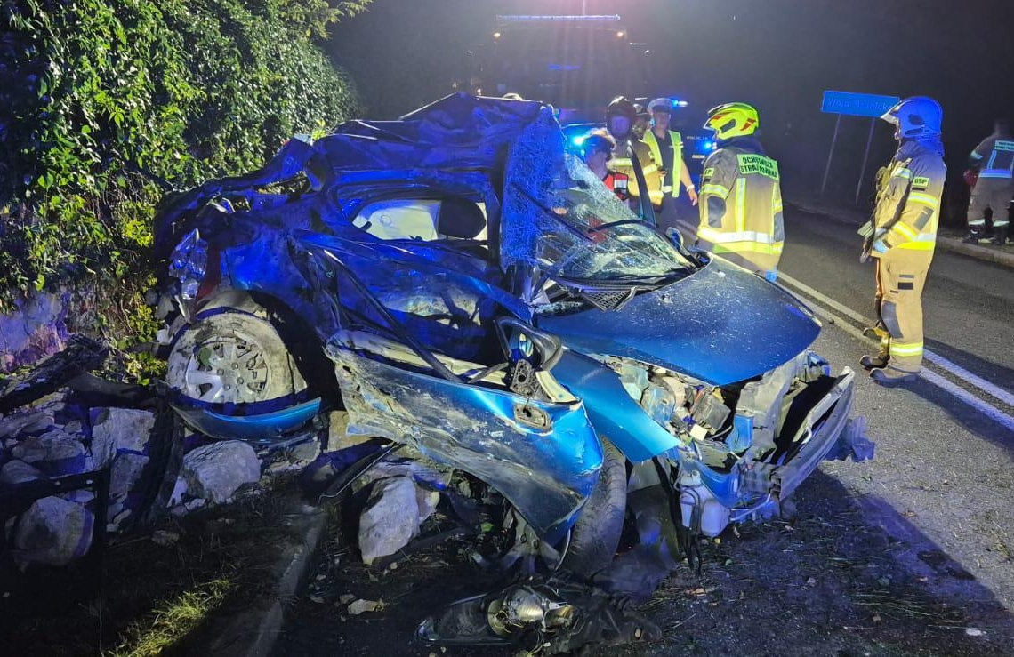 Samochód uderzył w mur. Pasażerka nie żyje, kierowca ranny
