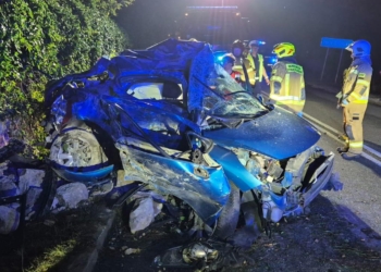 Samochód uderzył w mur. Pasażerka nie żyje, kierowca ranny