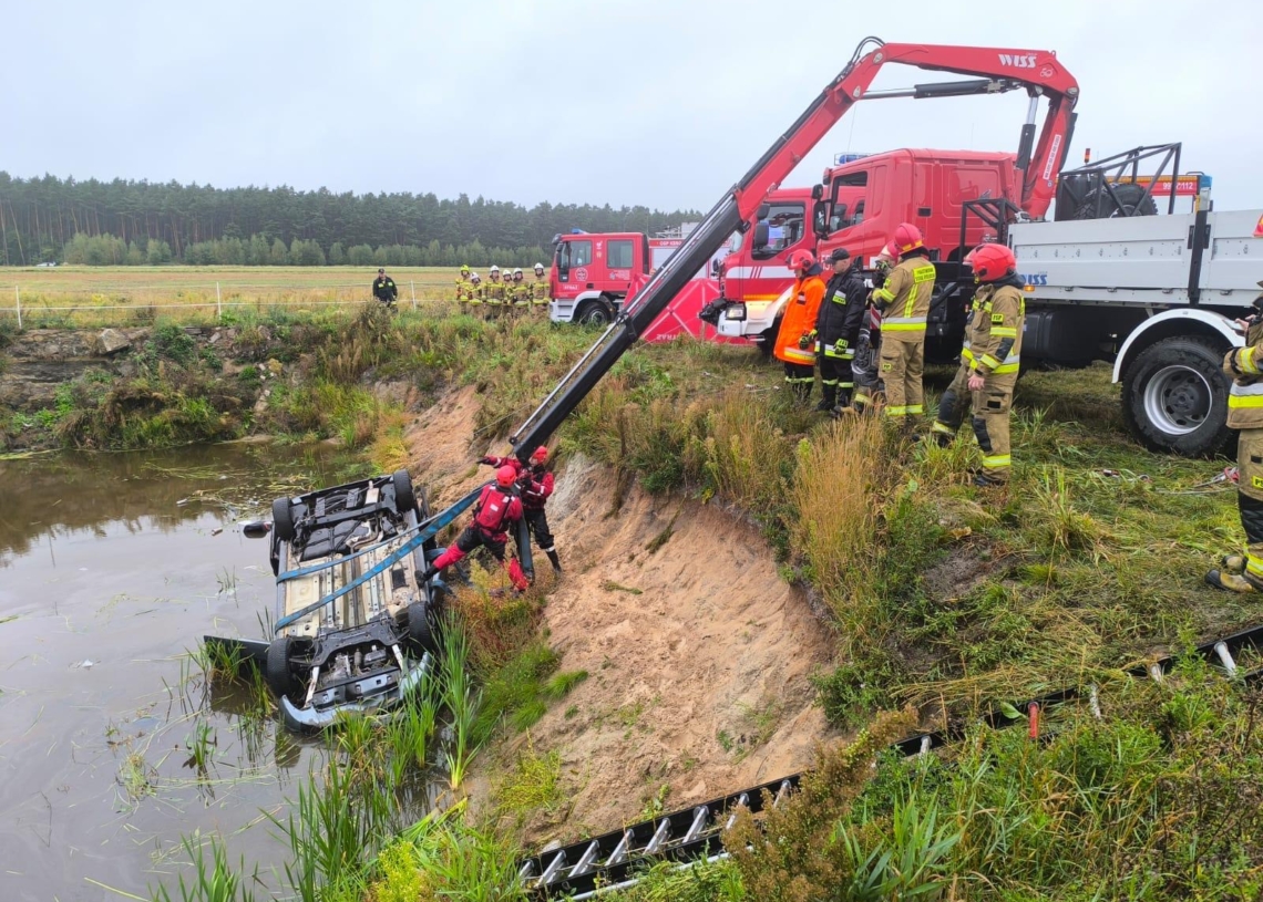 Tragedia w powiecie wieluńskim. Drobnice: samochód w stawie, nie żyje dwóch mężczyzn