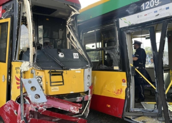 Groźny wypadek pod estakadą na Włókniarzy. Zderzenie tramwaju z austobusem