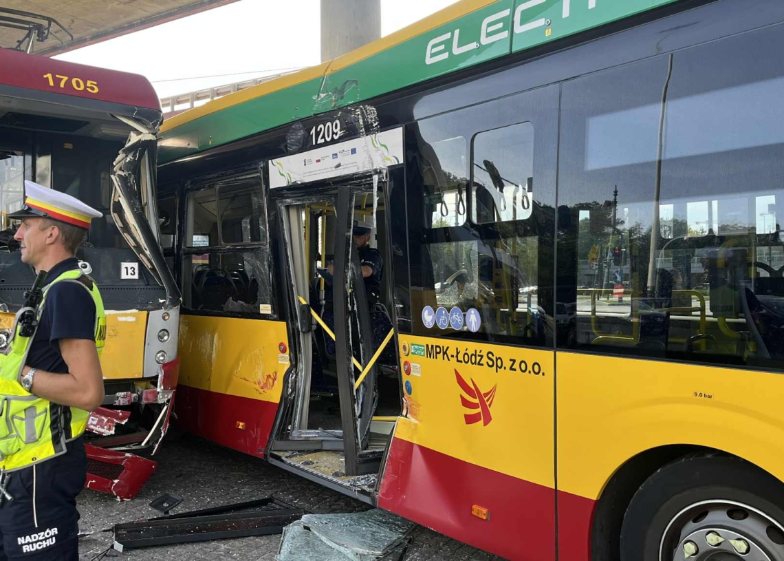 Groźny wypadek pod estakadą na Włókniarzy. Zderzenie tramwaju z austobusem