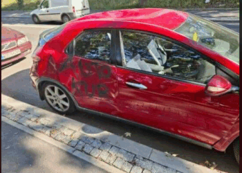 Wraki samochodów na Wydawniczej. Na jednym z nich umieszczono wulgaryzmy