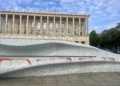 Sąd Okręgowy w Łodzi ofiarą wandala. Elewacja pokryta farbą i wulgaryzmami