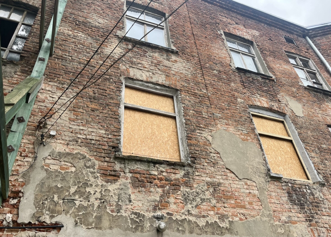 Mieszkańcy żyją w strachu. Okropne warunki kamienicy przy ul. 6 sierpnia