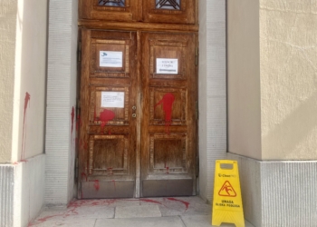 Sąd Okręgowy w Łodzi ofiarą wandala. Elewacja pokryta farbą i wulgaryzmami