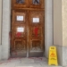 Sąd Okręgowy w Łodzi ofiarą wandala. Elewacja pokryta farbą i wulgaryzmami