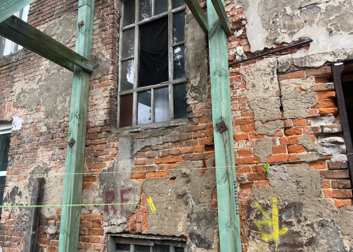 Mieszkańcy żyją w strachu. Okropne warunki kamienicy przy ul. 6 sierpnia