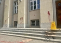 Sąd Okręgowy w Łodzi ofiarą wandala. Elewacja pokryta farbą i wulgaryzmami