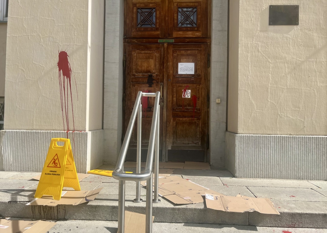 Zniszczył budynki sądu i fontannę na placu Dąbrowskiego? Zatrzymano 62-latka 1 Zniszczył budynki sądu i fontannę na placu Dąbrowskiego? Zatrzymano 62-latka
