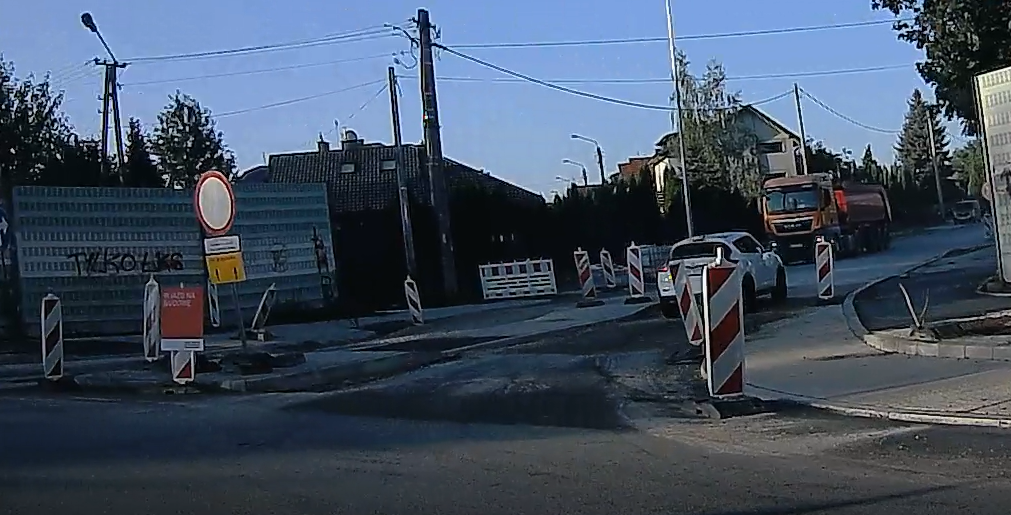 Piotrków Trybunalski: remont drogi na rondzie NSZ. Utrudnienia w dojazdach 1 Piotrków Trybunalski: remont drogi na rondzie NSZ. Utrudnienia w dojazdach
