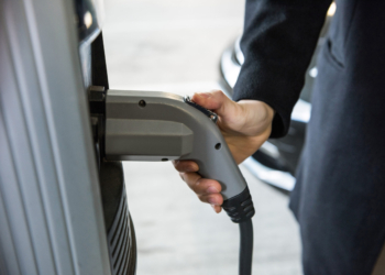 Problem z ładowarkami do samochodów elektrycznych w Łodzi. "Część z nich jest po prostu dewastowana"