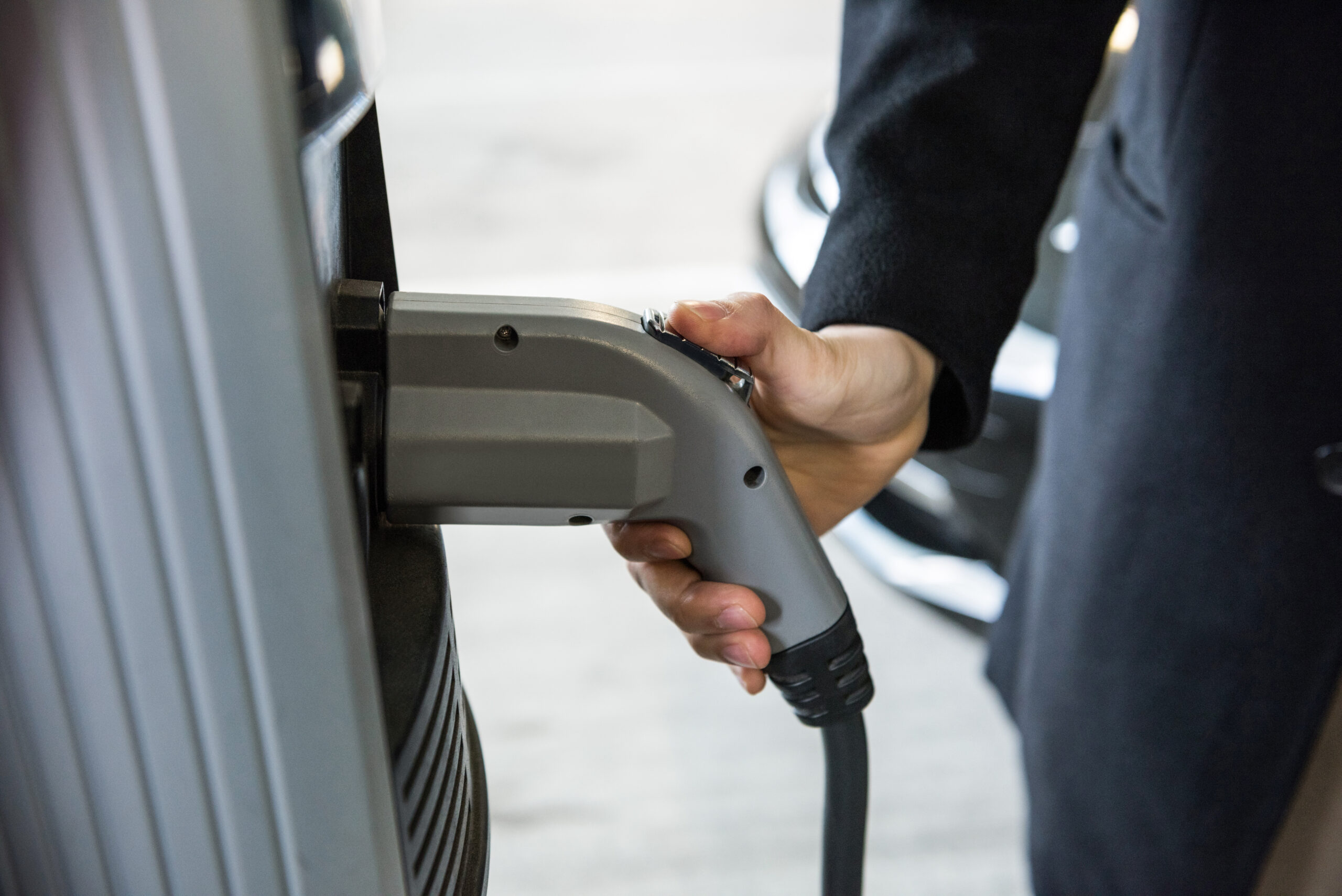 Problem z ładowarkami do samochodów elektrycznych w Łodzi. "Część z nich jest po prostu dewastowana"