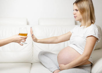 Włosy przełomem w badaniach picia alkoholu. Co druga kobieta w ciąży pije.