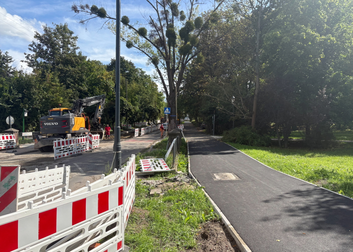Trwa remont Źródłowej. Wylano już pierwszą część nowego asfaltu