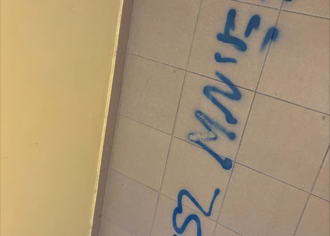 Wandalizmy w bloku na Retkini. Sprawą zajmuje się policja