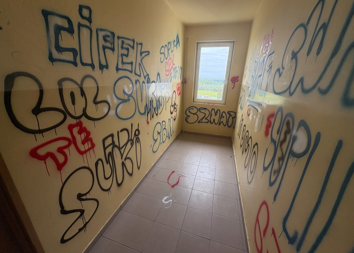 Wandalizmy w bloku na Retkini. Sprawą zajmuje się policja