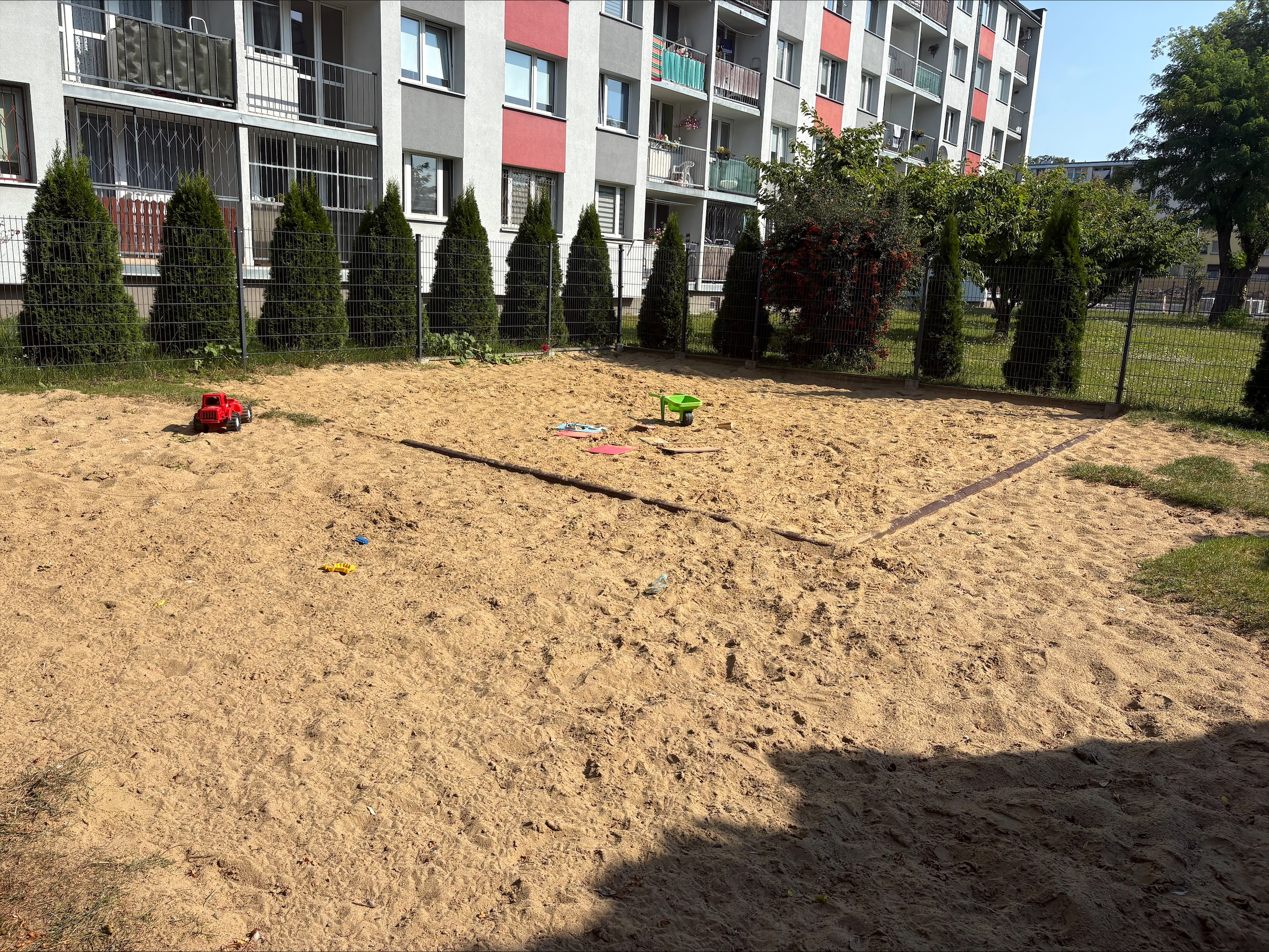 Likwidacja placu zabaw na Podgórnej w Łodzi. Rodzice decyzję krytykują, starsi mieszkańcy pochwalają 2 Likwidacja placu zabaw na Górnej. Rodzice krytykują, starsi mieszkańcy pochwalają