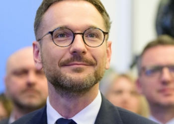 Auto Waldemara Budy ostrzelane w Brukseli? Europoseł pokazał zdjęcie 6 Auto Waldemara Budy ostrzelane w Brukseli? Europoseł pokazał zdjęcie
