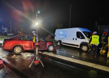 Zderzenie busa i osobówki na DK12. Dwie osoby ranne