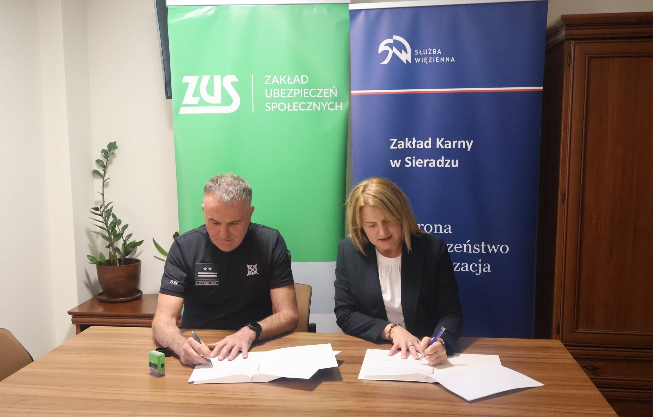 ZUS będzie pomagać więźniom z Sieradza. Zawarto porozumienie o współpracy