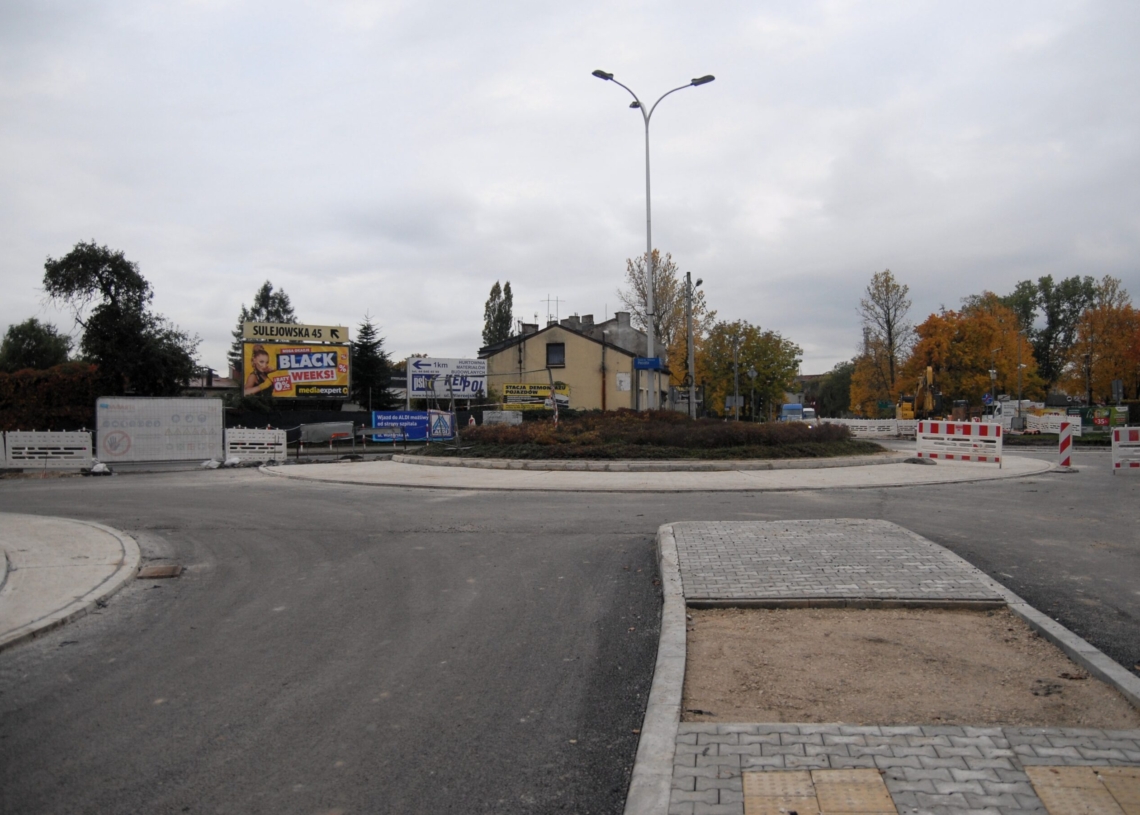Zmiany dla kierowców przy rondzie Pecolta w Piotrkowie Trybunalskim. Remont wkroczył w kolejny etap 1 Zmiany dla kierowców przy rondzie Pecolta w Piotrkowie Trybunalskim. Remont wkroczył w kolejny etap