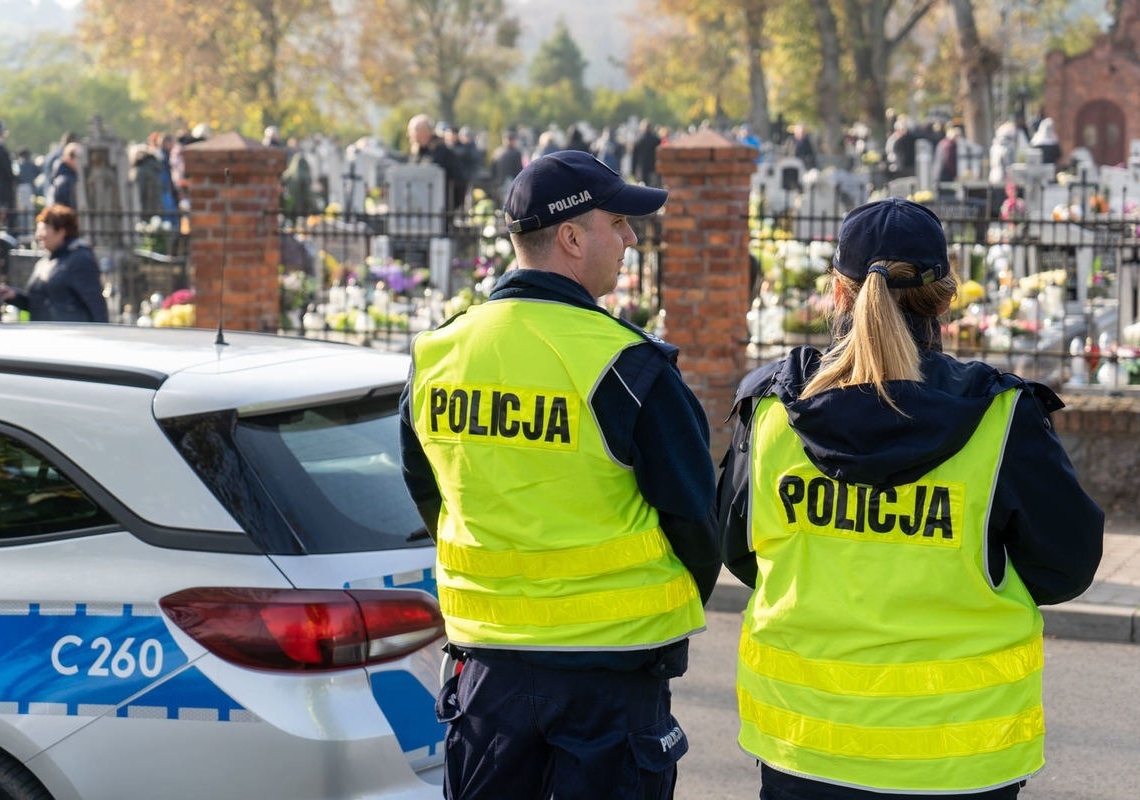 Wszystkich Świętych 2025. Zmieniona organizacja ruchu przy cmentarzach w Łodzi i regionie