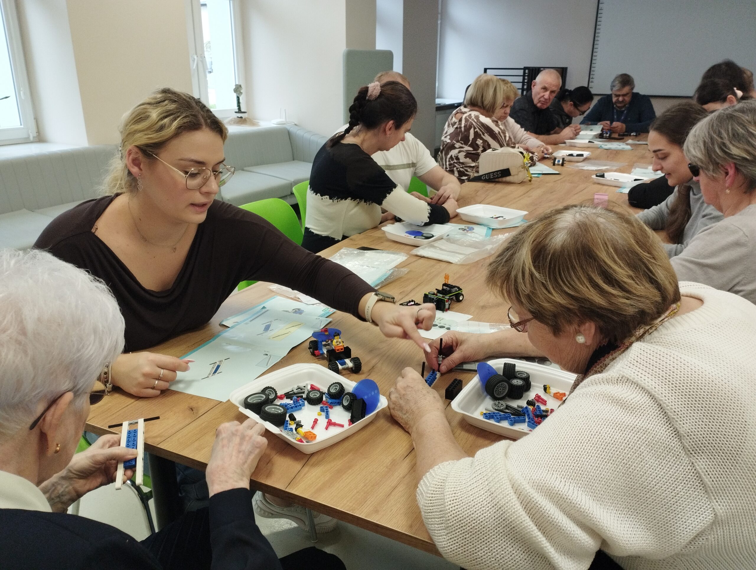 Budowali samochody z klocków LEGO. Warsztaty dla niewidomych i niedowidzących w Zduńskiej Woli 2 Budowali samochody z klocków LEGO. Warsztaty dla niewidomych i niedowidzących w Zduńskiej Woli