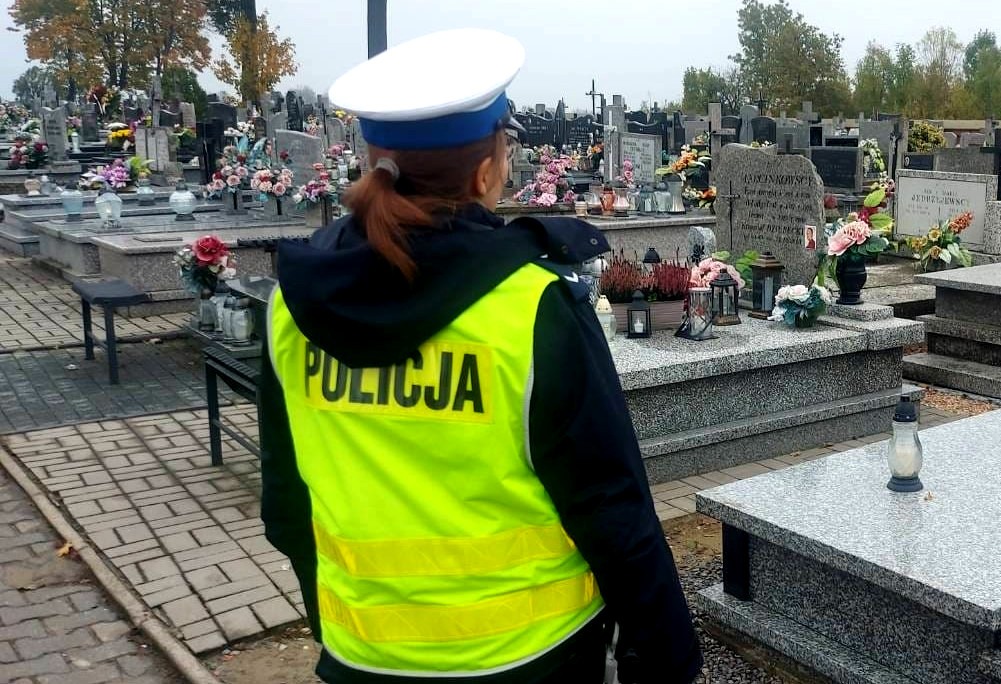 Wszystkich Świętych 2025. Niebezpiecznie na cmentarzach. Warto zachować czujność