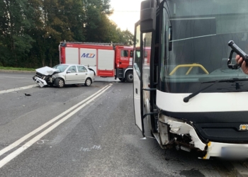 Wypadek w gm. Działoszyn. Rozbity autobus, którym podróżowało 15 dzieci