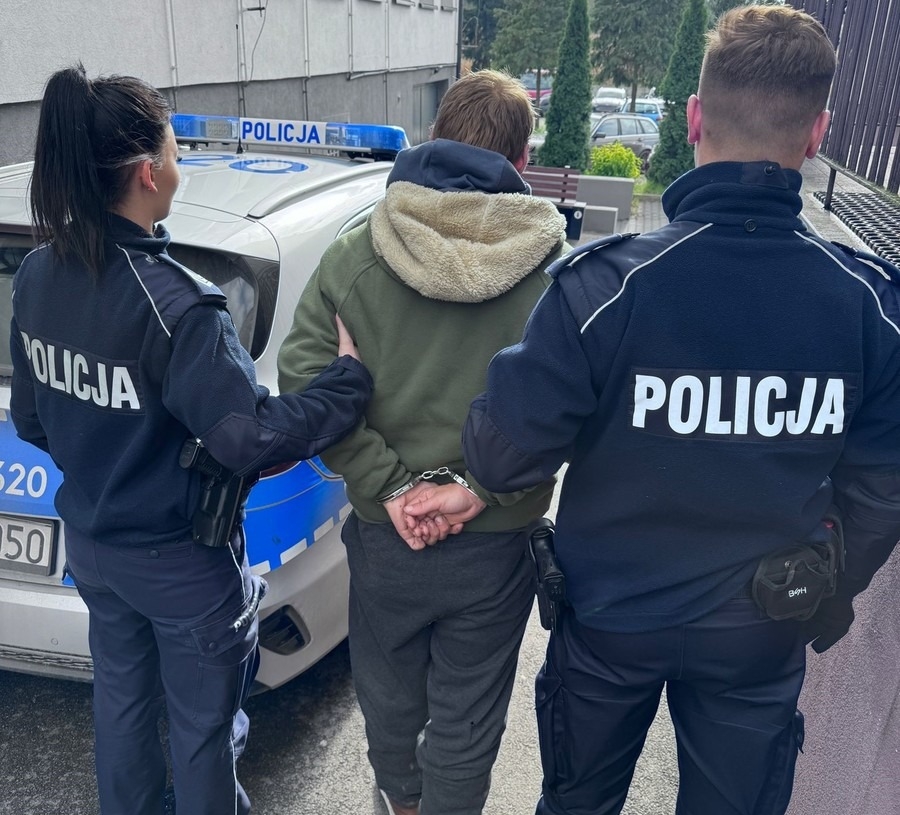 Agresywny 30-latek wtargnął do szkoły. Zaatakował jednego z pracowników 1 Agresywny 30-latek wtargnął do szkoły