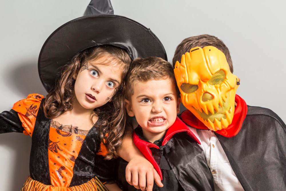 Halloween w Łodzi. Dla dzieci to zabawa, ale może być niebezpieczna: w cukierkach znajdowano gwoździe