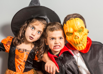 Halloween w Łodzi. Dla dzieci to zabawa, ale może być niebezpieczna: w cukierkach znajdowano gwoździe