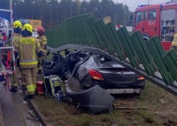 Groźny wypadek na S14. Samochód wjechał w bariery energochłonne