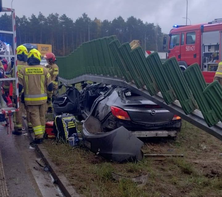 Groźny wypadek na S14. Samochód wjechał w bariery energochłonne